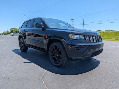 Used 2017 Jeep Grand Cherokee Altitude AWD/4WD image 4