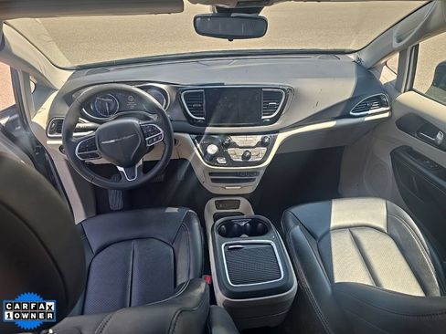 Used 2024 Chrysler Pacifica Touring-L FWD image 8