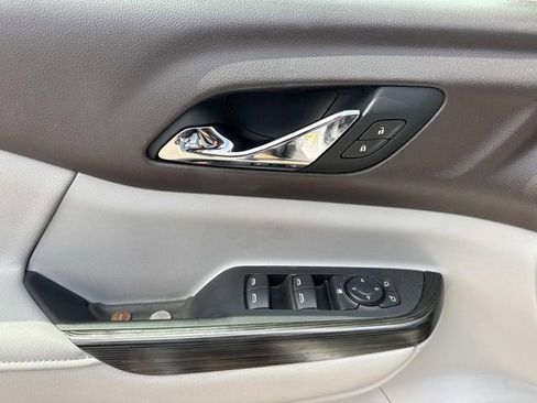 Used 2018 GMC Acadia SLT FWD image 25