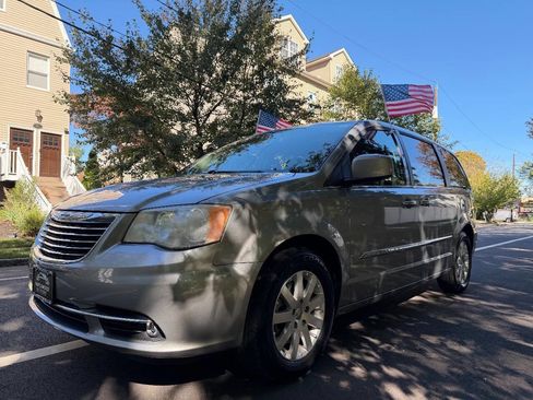 Used 2014 Chrysler Town & Country Touring image 2