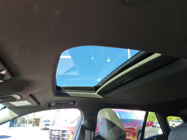 Used 2025 Chevrolet Trax RS w/ Sunroof Package FWD image 2