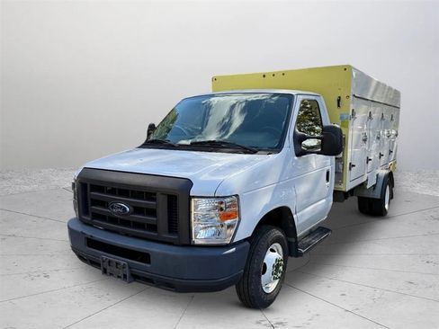 Used 2017 Ford E-450 and Econoline 450 Super Duty w/ Power Windows & Locks Group RWD image 4