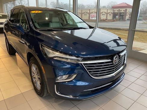 Used 2024 Buick Enclave Essence image 2