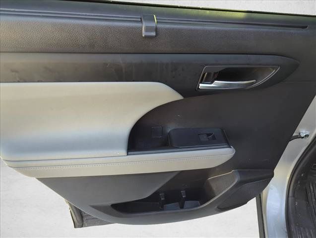 Used 2022 Toyota Highlander XLE AWD/4WD image 8