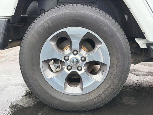 Used 2017 Jeep Wrangler Unlimited Sahara w/ Connectivity Group image 24