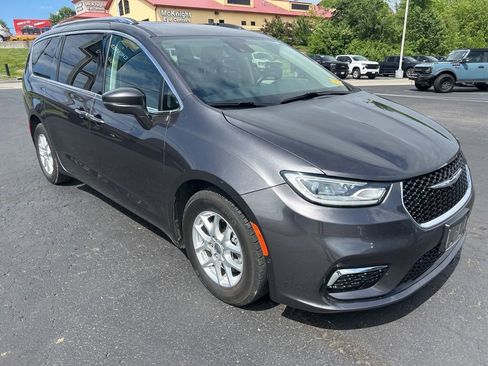 Used 2021 Chrysler Pacifica Touring-L w/ Premium & Safety Sphere Group FWD image 3