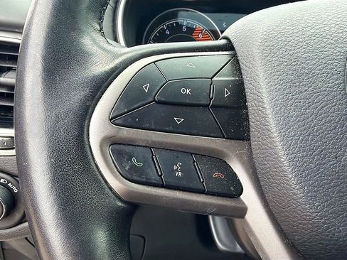 Used 2019 Jeep Cherokee Overland w/ Technology Group AWD/4WD image 33