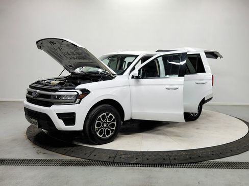 Used 2024 Ford Expedition XLT image 11