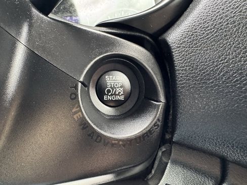 Used 2019 Jeep Renegade Latitude FWD image 12