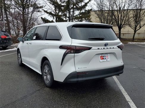 Used 2025 Toyota Sienna XLE image 3