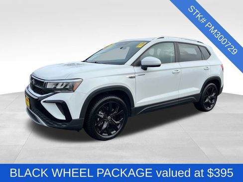 Used 2023 Volkswagen Taos SE w/ Panoramic Sunroof Package image 3