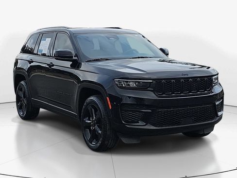 Used 2023 Jeep Grand Cherokee Altitude image 2