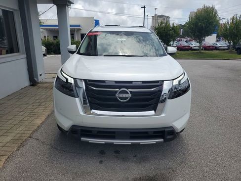 Certified 2025 Nissan Pathfinder Platinum FWD image 14