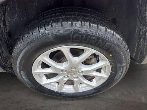 Used 2015 Jeep Cherokee Latitude FWD image 17