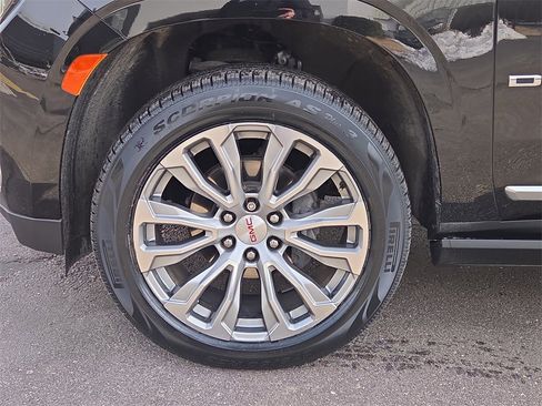 Used 2021 GMC Yukon XL Denali w/ Denali Premium Package image 11