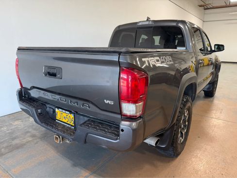 Used 2017 Toyota Tacoma TRD Off-Road AWD/4WD image 7