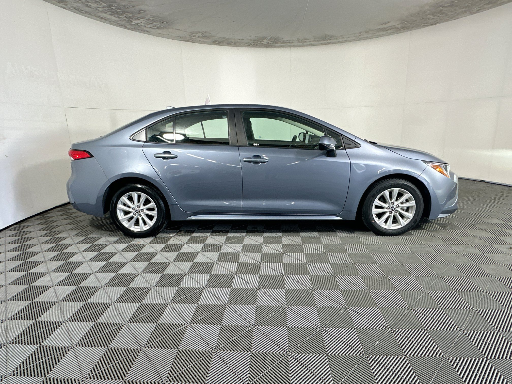 Used 2024 Toyota Corolla LE w/ LE Convenience Package FWD image 2