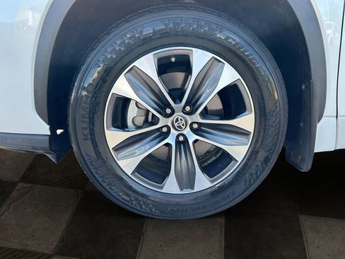 Used 2022 Toyota Highlander XLE AWD/4WD image 9