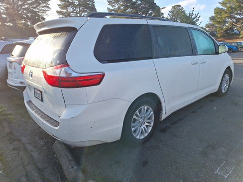Used 2017 Toyota Sienna XLE image 4