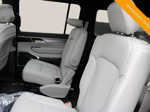 New 2025 Jeep Wagoneer L Series II AWD/4WD image 16