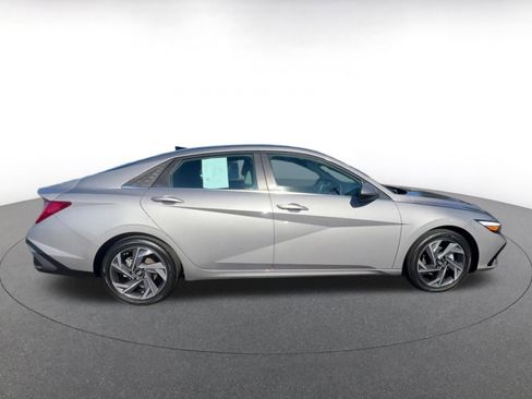 Used 2025 Hyundai Elantra Limited image 16