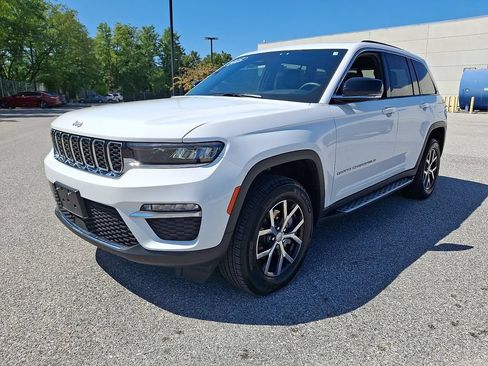Used 2025 Jeep Grand Cherokee Limited AWD/4WD image 6