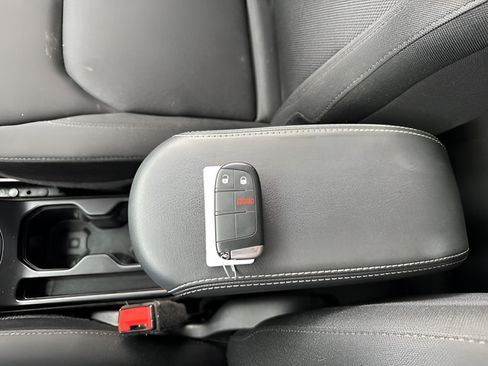 Used 2023 Jeep Renegade Latitude AWD/4WD image 35