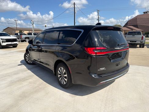 Used 2025 Chrysler Pacifica Select FWD image 5