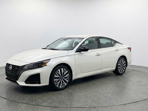 Used 2025 Nissan Altima 2.5 SV image 3