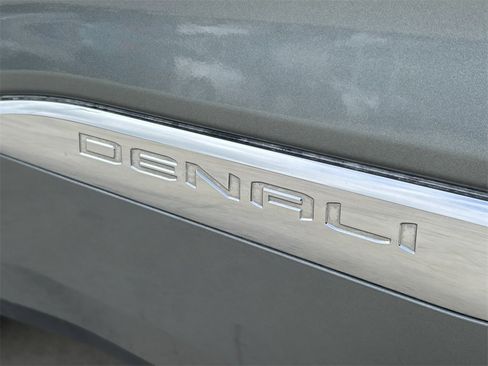 Used 2023 GMC Acadia Denali w/ Denali Ultimate Package image 17