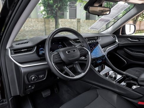 Used 2022 Jeep Grand Cherokee Laredo w/ Luxury Tech Group I image 26