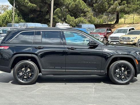 New 2026 Jeep Grand Cherokee 4WD image 3