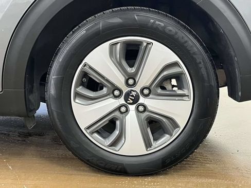 Used 2017 Kia Niro EX FWD image 11