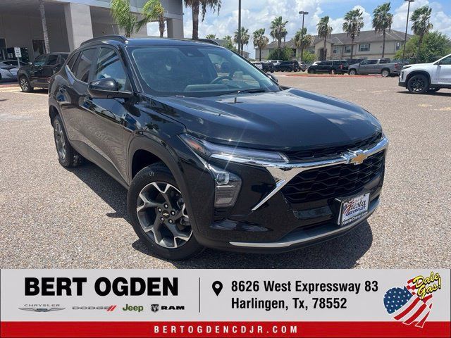 Used 2025 Chevrolet Trax LT w/ Driver Confidence Package FWD image 1