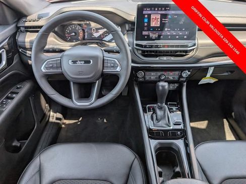 Used 2025 Jeep Compass Latitude w/ Convenience Group AWD/4WD image 6