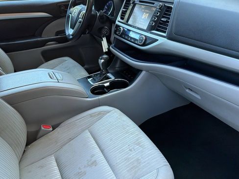 Used 2019 Toyota Highlander Plus AWD/4WD image 18