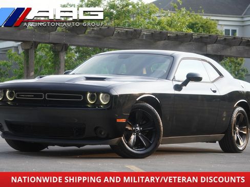 Used 2017 Dodge Challenger SXT RWD image 1