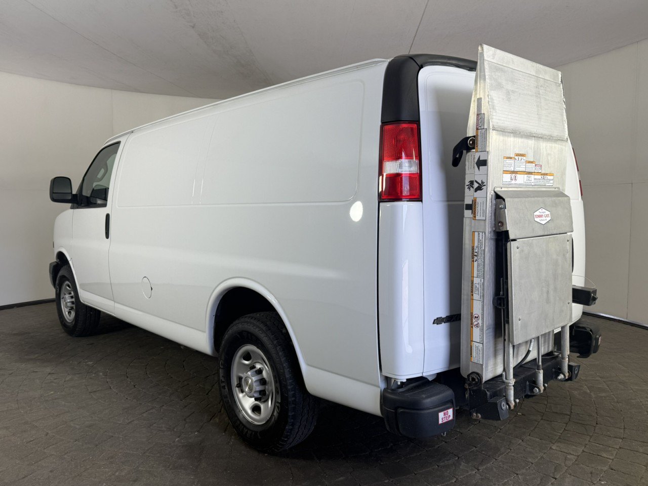 Used 2022 Chevrolet Express 3500 w/ Driver Convenience Package RWD image 5