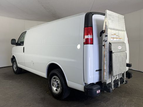 Used 2022 Chevrolet Express 3500 w/ Driver Convenience Package RWD image 5