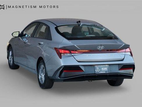 Used 2025 Hyundai Elantra SE w/ Cargo Package FWD image 9