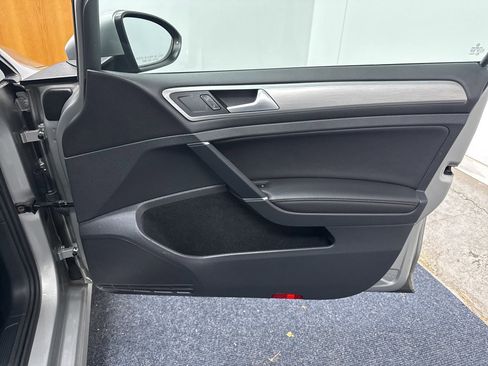 Used 2015 Volkswagen Golf S image 13