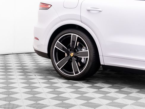 Certified 2023 Porsche Cayenne Turbo AWD/4WD image 34