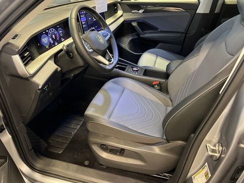 Certified 2025 Volkswagen Tiguan SE FWD image 7