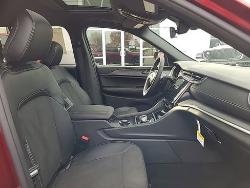 New 2025 Jeep Grand Cherokee Altitude AWD/4WD image 34