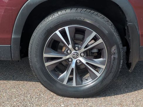 Used 2019 Toyota Highlander LE AWD/4WD image 13