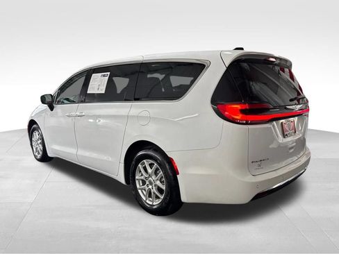 Used 2023 Chrysler Pacifica Touring-L FWD image 7