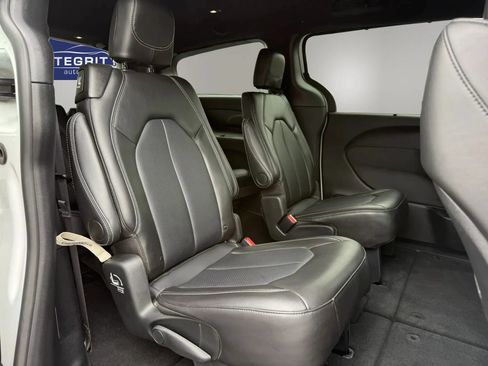 Used 2025 Chrysler Pacifica Select FWD image 33