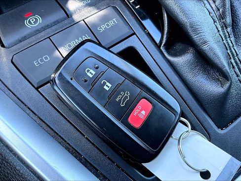 Used 2021 Toyota RAV4 XLE w/ Convenience Package FWD image 15