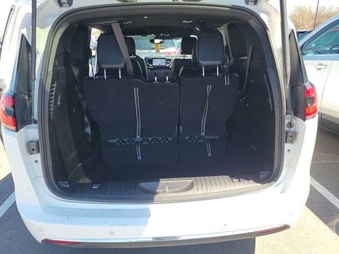 Used 2025 Chrysler Pacifica Select image 5