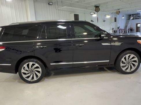 Used 2024 Lincoln Navigator Premiere AWD/4WD image 2
